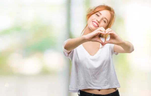 Genç Güzel Kadın Kalp Simgesi Elleriyle Şekil Gösterilen Aşık Gülümseyen — Stok fotoğraf