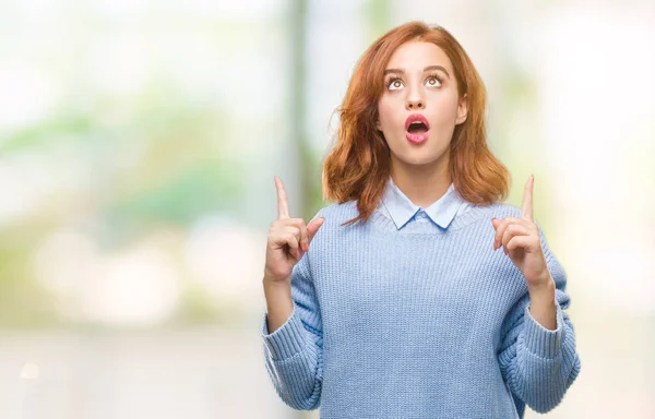 Mooie Jongedame Geïsoleerde Achtergrond Winter Trui Dragen Verbaasd Verrast Opzoeken — Stockfoto