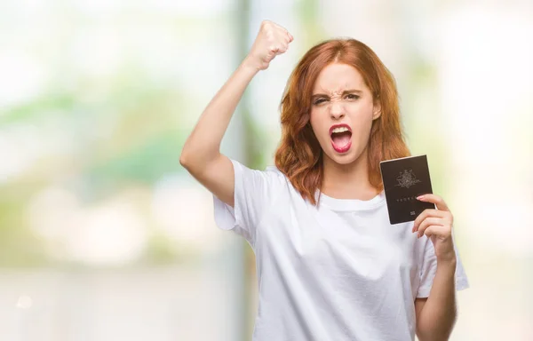 Jovem Bela Mulher Segurando Passaporte Austrália Sobre Fundo Isolado Irritado — Fotografia de Stock