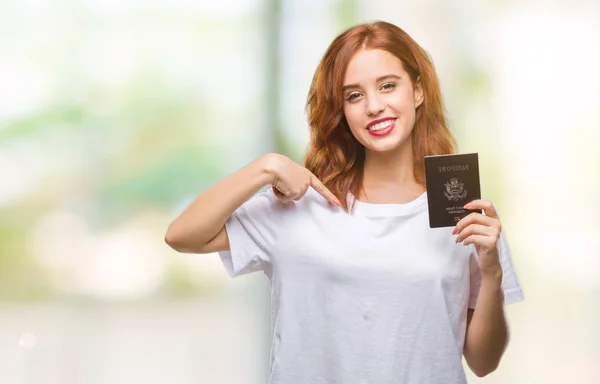 Νεαρή Όμορφη Γυναίκα Κρατώντας Διαβατήριο Των Ηνωμένων Πολιτειών Της Αμερικής — Φωτογραφία Αρχείου
