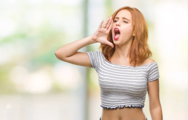 Jovem Mulher Bonita Sobre Fundo Isolado Gritando Gritando Alto Para — Fotografia de Stock