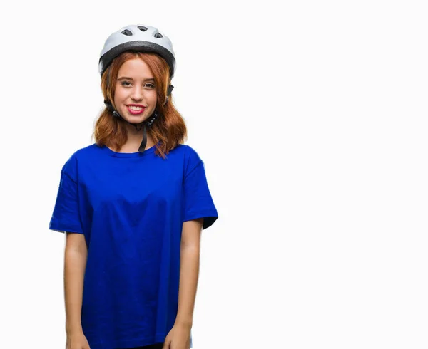 年轻漂亮的女人穿着自行车头盔在孤立的背景下 脸上的快乐和凉爽的笑容 幸运的人 — 图库照片