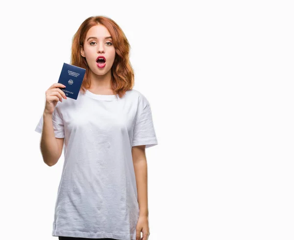 驚き顔 恐怖表現と興奮とショックで怖いの分離の背景にドイツのパスポートを保持している若い美しい女性 — ストック写真
