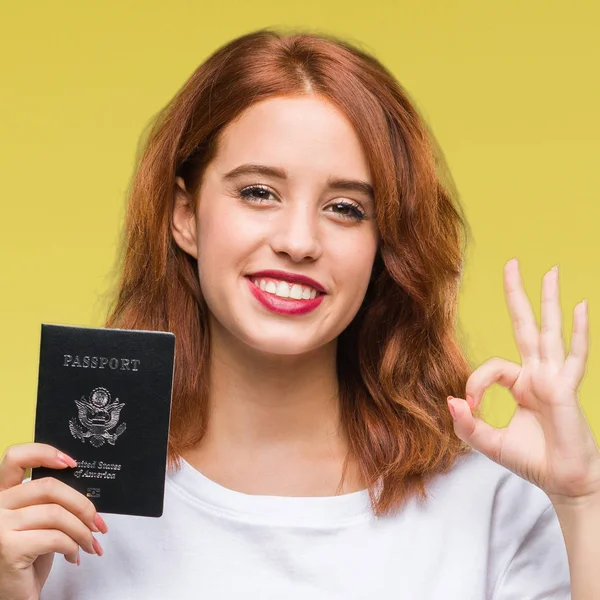 Jovem Bela Mulher Segurando Passaporte Estados Unidos América Sobre Fundo — Fotografia de Stock