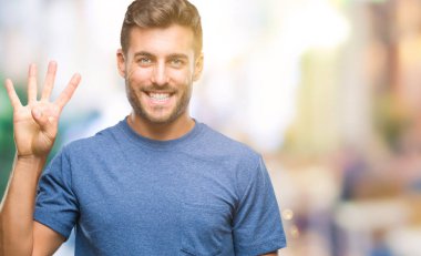 Yakışıklı delikanlı gösterilen ve parmakları ile işaret izole arka plan üzerinde dört kendinden emin ve mutlu gülümseyerek iken numara.