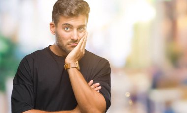 İzole arka plan düşünme seyir üzerinde genç yakışıklı adam yorgun ve sıkılmış çapraz silah depresyon sorunları ile.
