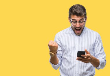 Yakışıklı delikanlı manifatura Smartphone gurur çığlık ve zafer ve başarı çok heyecanlı, duygu tezahürat kutluyor izole arka plan üzerinde kullanma