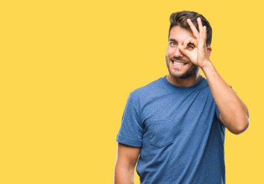 Genç yakışıklı adam gülümsüyor, parmakları ile mutlu yüz üzerinden seyir göz el ile ok jest yapıyor izole arka plan üzerinde.