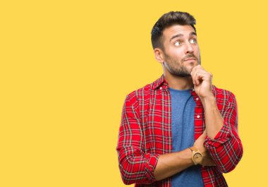 Yakışıklı delikanlı çene düşünme hakkında soru, dalgın ifade üzerine el ile izole arka plan üzerinde. Düşünceli yüzüyle gülümsüyor. Şüphe kavramı.