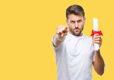 Yakışıklı delikanlı holding derecesi izole arka kamera ve size parmak ile işaret üzerine, el işareti, pozitif ve kendinden emin bir jest ön