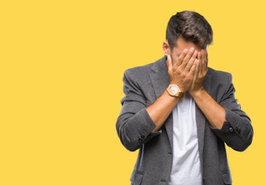 Yüzünü elleriyle ağlayarak süre kapsayan üzgün ifade ile izole arka plan üzerinde genç yakışıklı iş adamı. Depresyon kavramı.