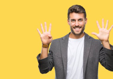 Genç yakışıklı iş adamı gösterilen ve parmakları ile işaret izole arka plan üzerinde numara 9 kendinden emin ve mutlu gülümseyerek süre.