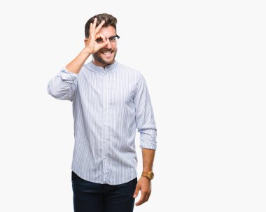 Genç yakışıklı adam gülümsüyor, parmakları ile mutlu yüz üzerinden seyir göz el ile ok jest yapıyor izole arka plan üzerinde.