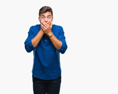 Yakışıklı delikanlı izole arka plan ağız hata için elleriyle kapsayan şok içinde. Gizli kavramı.