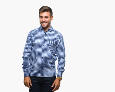 Yakışıklı delikanlı uzak tarafına yüzünde, doğal ifade gülümseme ile seyir izole arka plan üzerinde. Kendine güvenen gülüyor.