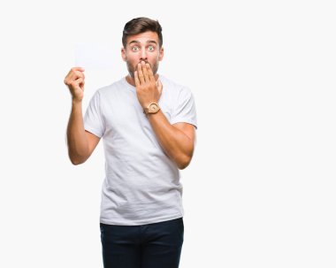 Hata, korku, sessizlik içinde gizli kavramı korkmuş ifade için utanç ile izole arka kapak ağız el ile üzerinden boş kartı tutan genç yakışıklı adam şok