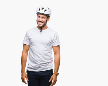 Genç yakışıklı adam uzak tarafına yüzünde, doğal ifade gülümseme ile seyir izole arka plan üzerinde bisikletçi Güvenlik kask giyiyor. Kendine güvenen gülüyor.