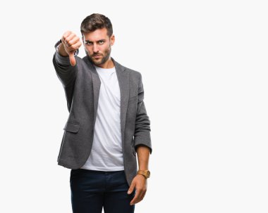 Mutsuz ve kızgın ret gösterilen ve başparmak aşağı hareketi ile negatif seyir izole arka plan üzerinde genç yakışıklı iş adamı. Kötü ifade.