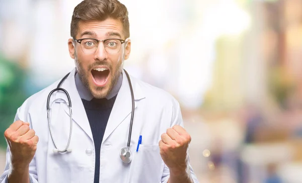 Junger Gutaussehender Arzt Mit Isoliertem Hintergrund Der Überrascht Und Erstaunt — Stockfoto