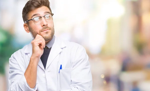 Joven Hombre Guapo Vistiendo Médico Abrigo Científico Sobre Fondo Aislado —  Fotos de Stock