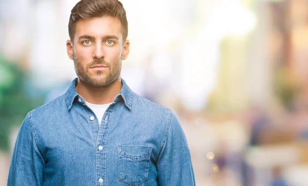 Junger Gutaussehender Mann Mit Ernstem Gesichtsausdruck Einfacher Und Natürlicher Blick — Stockfoto