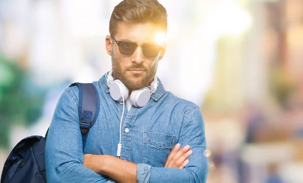 Jovem Turista Bonito Vestindo Fones Ouvido Mochila Sobre Fundo Isolado — Fotografia de Stock