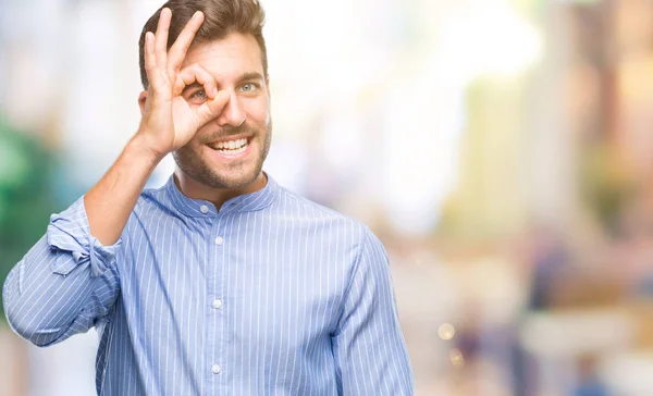 Junger Gutaussehender Mann Über Isoliertem Hintergrund Macht Geste Mit Lächelnder — Stockfoto