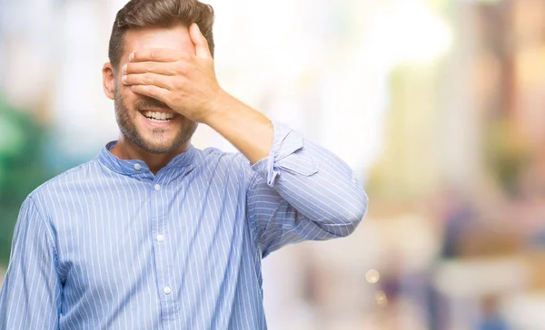 Jonge Knappe Man Geïsoleerde Achtergrond Glimlachen Lachen Met Hand Gezicht — Stockfoto