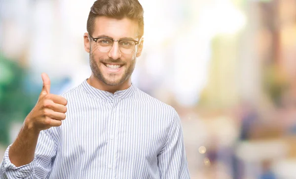 Joven Hombre Guapo Sobre Fondo Aislado Haciendo Pulgares Felices Gesto —  Fotos de Stock