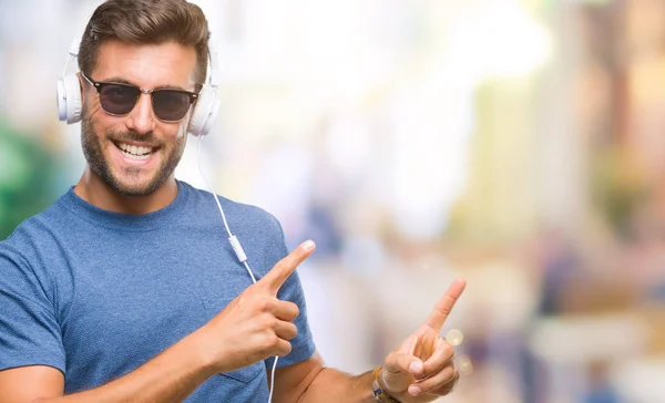 Homem Bonito Jovem Usando Fones Ouvido Ouvindo Música Sobre Fundo — Fotografia de Stock
