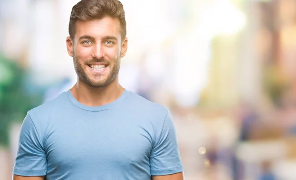 Joven Hombre Guapo Sobre Fondo Aislado Con Una Sonrisa Feliz —  Fotos de Stock