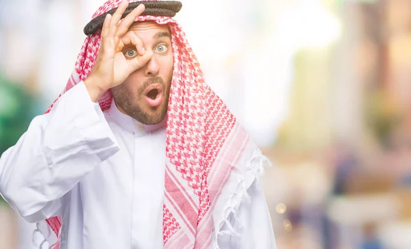 Joven Hombre Guapo Vistiendo Keffiyeh Sobre Fondo Aislado Haciendo Buen — Foto de Stock