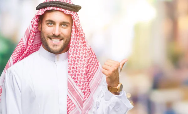 Jeune Bel Homme Portant Keffiyeh Sur Fond Isolé Souriant Avec — Photo