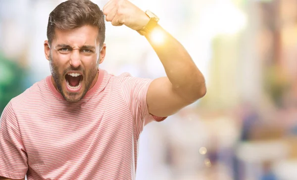 Jovem Homem Bonito Sobre Fundo Isolado Irritado Louco Levantando Punho — Fotografia de Stock