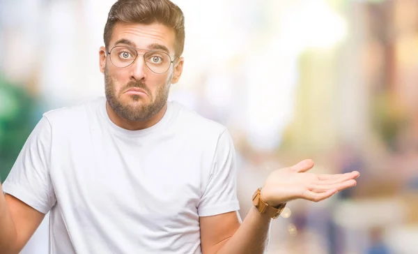 Joven Hombre Guapo Con Gafas Sobre Fondo Aislado Expresión Despistada — Foto de Stock