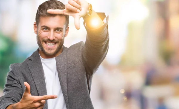 Jovem Homem Negócios Bonito Sobre Fundo Isolado Sorrindo Fazendo Quadro — Fotografia de Stock