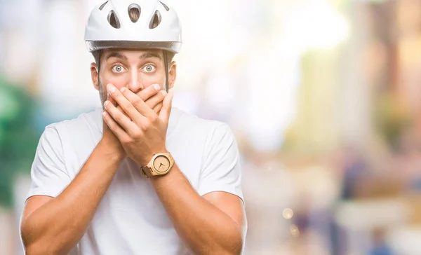 Pemuda Tampan Mengenakan Helm Pengendara Sepeda Atas Latar Belakang Terisolasi — Stok Foto
