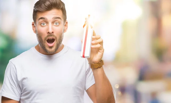 Joven Hombre Guapo Amor Dando Regalo San Valentín Sobre Fondo —  Fotos de Stock