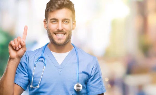 Genç Yakışıklı Doktor Cerrah Adam Gösterilen Kendinden Emin Mutlu Gülümseyen — Stok fotoğraf