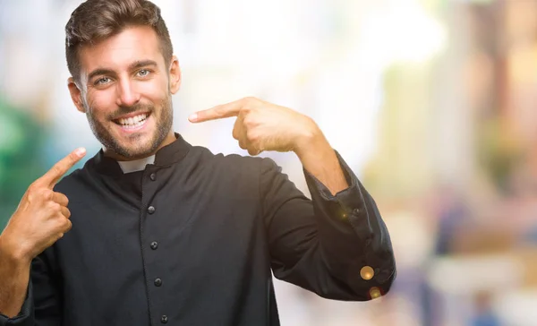 Joven Sacerdote Cristiano Católico Sobre Fondo Aislado Sonriendo Confiado Mostrando —  Fotos de Stock