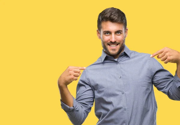 Joven Hombre Guapo Sobre Fondo Aislado Mirando Confiado Con Sonrisa — Foto de Stock