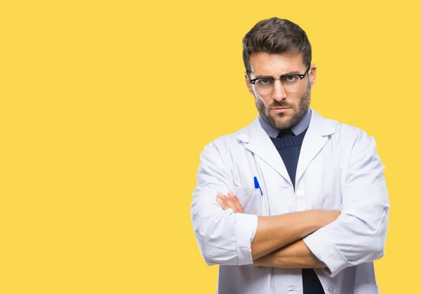 Joven Hombre Guapo Vistiendo Médico Abrigo Científico Sobre Fondo Aislado — Foto de Stock