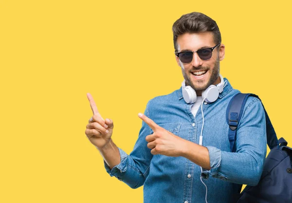Mladý Pohledný Turistický Muž Nosit Sluchátka Batoh Izolované Pozadí Úsměvem — Stock fotografie