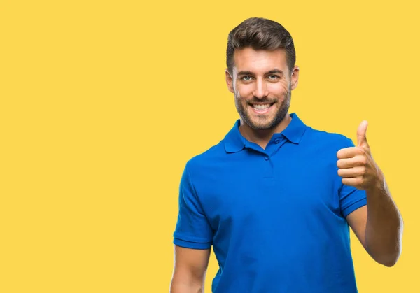 Joven Hombre Guapo Sobre Fondo Aislado Haciendo Pulgares Felices Gesto —  Fotos de Stock