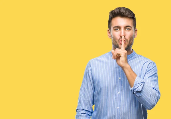 Joven Hombre Guapo Sobre Fondo Aislado Pidiendo Estar Tranquilo Con — Foto de Stock