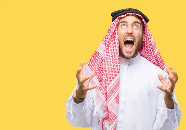 Junger Gutaussehender Mann Mit Keffiyeh Über Isoliertem Hintergrund Verrückt Und — Stockfoto