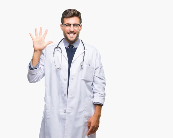 Joven Doctor Guapo Sobre Fondo Aislado Mostrando Señalando Hacia Arriba — Foto de Stock