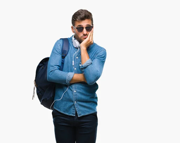 Człowiek Młody Przystojny Turysta Noszenie Słuchawek Plecak Patrząc Myślenia Białym — Zdjęcie stockowe