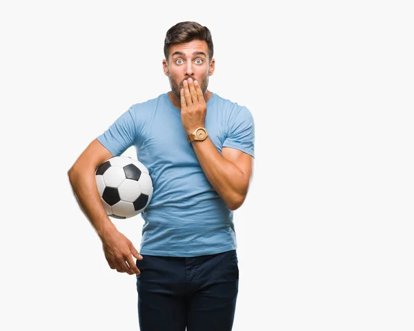 年轻英俊的男子举行足球足球在孤立的背景封面与手震惊的错误 表达恐惧 害怕沉默 秘密概念 — 图库照片