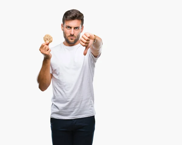 Jovem Homem Bonito Comendo Bolachas Chocolate Sobre Fundo Isolado Com — Fotografia de Stock